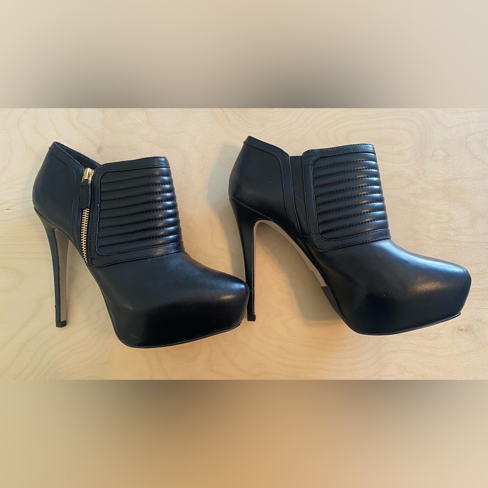 Vintage Aldo Black Ankle Boots with Gold Zipper Women’s Size 9